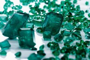Зеленые камни драгоценные и полудрагоценные: фото и названия