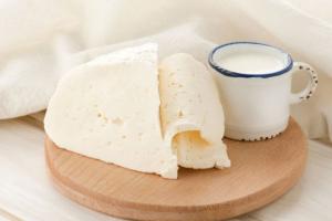Mâncăruri din lapte de capră: brânză de vaci, brânză, clătite, omletă